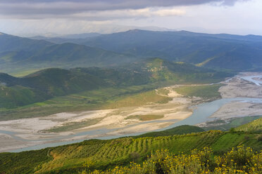 Albanien, Bezirk Fier, Blick von Byllis auf den Fluss Aooes im Morgenlicht - SIEF07855