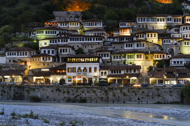 Albanien, Kreis Berat, Berat, Mangalem, Fluss Osum, Osmanische Häuser am Abend - SIEF07864
