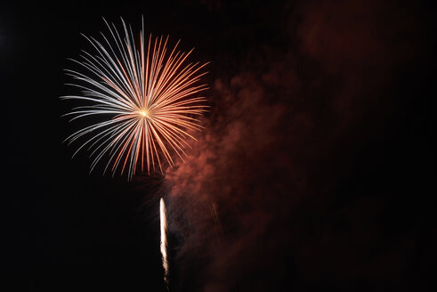 Feuerwerk bei Nacht - IGGF00499