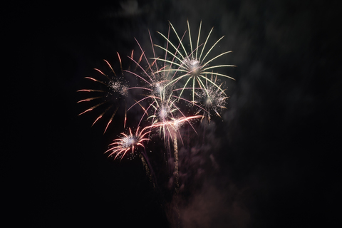 Feuerwerk bei Nacht, lizenzfreies Stockfoto