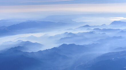 Luftaufnahme über eine neblige Bergkette in der Region Venetien, Italien. - MINF08028