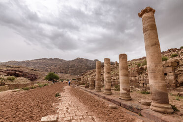 Antike Säulen des Großen Tempels in Petra, Jordanien. - MINF08030