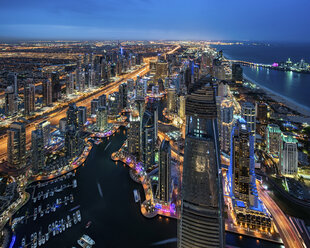 Luftaufnahme des Stadtbilds von Dubai, Vereinigte Arabische Emirate, in der Abenddämmerung, mit beleuchteten Wolkenkratzern und dem Yachthafen im Vordergrund. - MINF08035