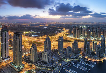 Luftaufnahme des Stadtbilds von Dubai, Vereinigte Arabische Emirate, in der Abenddämmerung, mit Wolkenkratzern und dem Yachthafen im Vordergrund. - MINF08036