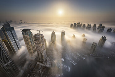 Luftaufnahme einer Stadtlandschaft mit Wolkenkratzern über den Wolken in Dubai, Vereinigte Arabische Emirate. - MINF08042