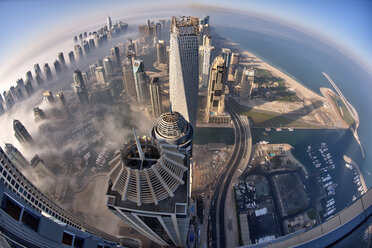 Luftaufnahme einer Stadtlandschaft mit Wolkenkratzern über den Wolken in Dubai, Vereinigte Arabische Emirate. - MINF08043