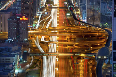 Luftaufnahme der beleuchteten Sheikh Zayed Road im Zentrum von Dubai, Vereinigte Arabische Emirate. - MINF08044