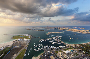 Luftaufnahme des Stadtbilds von Dubai, Vereinigte Arabische Emirate, mit Wolkenkratzern und dem Yachthafen im Vordergrund. - MINF08046