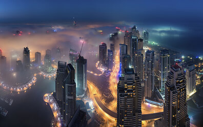 Luftaufnahme des Stadtbilds von Dubai, Vereinigte Arabische Emirate, in der Abenddämmerung, mit beleuchteten Wolkenkratzern und dem Yachthafen im Vordergrund. - MINF08049