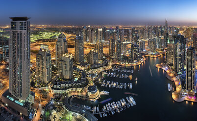 Luftaufnahme des Stadtbilds von Dubai, Vereinigte Arabische Emirate, in der Abenddämmerung, mit beleuchteten Wolkenkratzern und dem Yachthafen im Vordergrund. - MINF08051