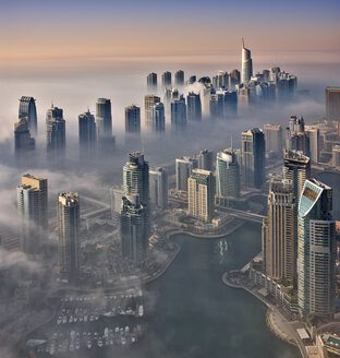 Luftaufnahme des Stadtbilds von Dubai, Vereinigte Arabische Emirate, mit dem Jachthafen im Vordergund. - MINF08052