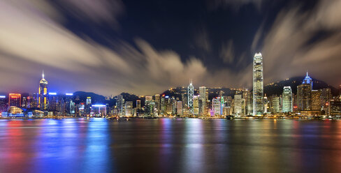 Luftaufnahme des Stadtbilds von Hongkong mit beleuchteten Wolkenkratzern in der Abenddämmerung. - MINF08053