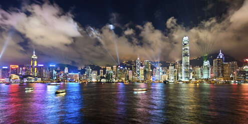 Luftaufnahme des Stadtbilds von Hongkong mit beleuchteten Wolkenkratzern in der Abenddämmerung. - MINF08054
