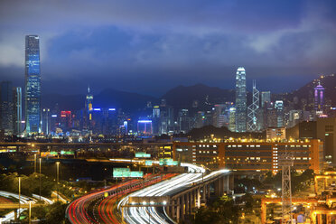 Luftaufnahme des Stadtbilds von Hongkong in der Abenddämmerung. - MINF08056