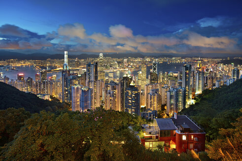 Luftaufnahme des Stadtbilds von Hongkong in der Abenddämmerung. - MINF08057