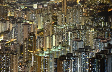 Luftaufnahme von beleuchteten Wolkenkratzern in Hongkong bei Nacht. - MINF08059