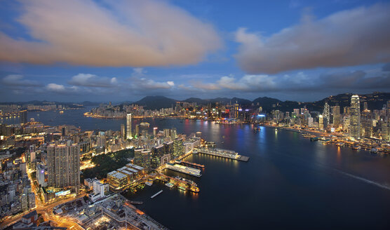 Luftaufnahme von Hongkong in der Abenddämmerung. - MINF08061