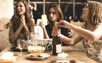 Eine Gruppe von Frauen auf einer Party, die Champagner ausschenken und trinken. - MINF08185