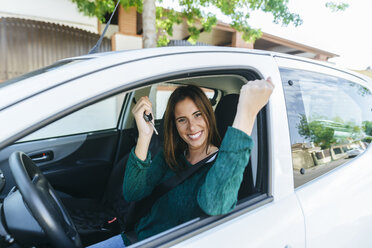 Woman inside of a car making triumph gesture - KIJF01992