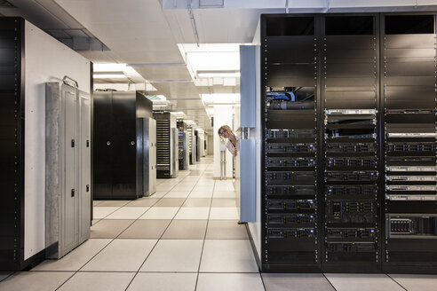 Computer-Server-Räume mit einem Techniker im Hintergrund. - MINF08294