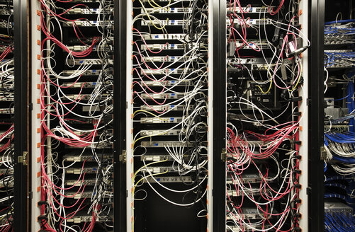 Nahaufnahme eines CAT-5-Kabelbündelsystems in einem Computer-Serverraum - MINF08305