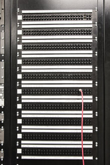 Serverschrank und ein CAT 5-Kabel in einem Serverraum. - MINF08309