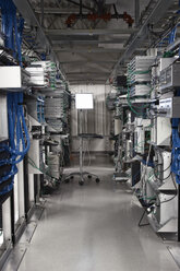 Computerserver-Türme in Racks in einer Computerserver-Farm. - MINF08311