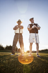 Zwei Männer, ältere Golfspieler, die eine Runde Golf spielen wollen. - MINF08338