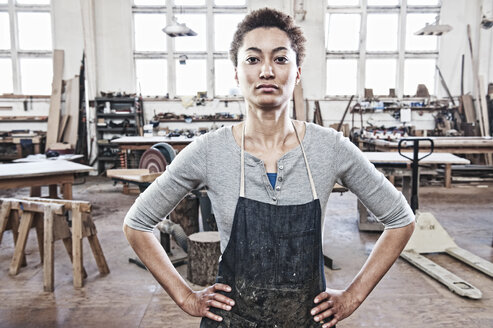 Blick auf eine schwarze Fabrikarbeiterin in einer holzverarbeitenden Fabrik - MINF08379