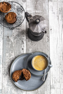 Schokoladenmuffin mit flüssiger Schokolade auf Teller mit Kaffeetasse - SARF03896