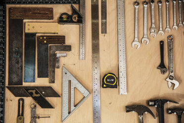 Nahaufnahme einer Auswahl von Werkzeugen an einer Wand in einer Holzwerkstatt. - MINF08404