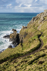 Botallack Crown Mines, Blick auf die verfallenen Minen und das Steuerhaus an den Klippen und Blick aufs Meer. - MINF08410