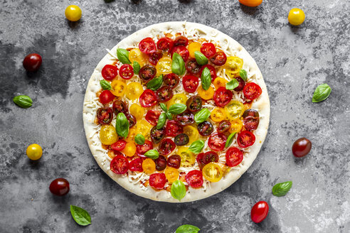Ungebackene Pizza mit Tomaten und Basilikumblättern - SARF03897