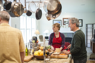 Ein älteres Ehepaar bei einer Dinnerparty zu Hause. - MINF08546