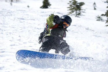 Ein Junge genießt einen Tag auf dem Snowboard im kalifornischen Backcountry. - AURF00142