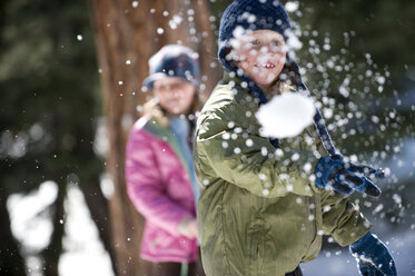 Ein Junge und ein Mädchen vergnügen sich bei einer Schneeballschlacht in Lake Tahoe, Kalifornien. - AURF00144