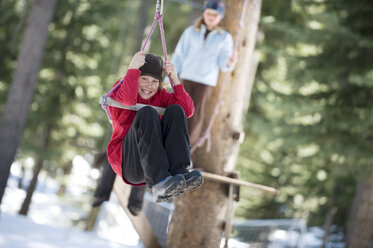 Ein Junge und ein Mädchen seilen sich über den Schnee in Lake Tahoe, Kalifornien, ab. - AURF00145