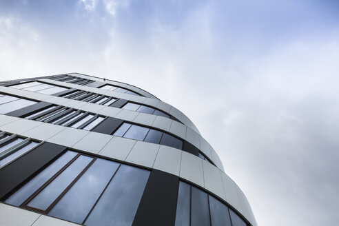 Polen, Krakau, Fassade eines modernen Bürogebäudes - FCF01450