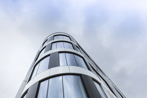 Polen, Krakau, Fassade eines modernen Bürogebäudes - FCF01451
