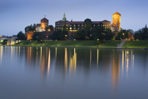 Polen, Krakau, Blick auf das Schloss Wawel mit der Weichsel im Vordergrund in der Abenddämmerung - FCF01458