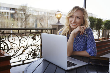 Weibliche Bloggerin arbeitet in einem Café, mit Laptop - AZF00075