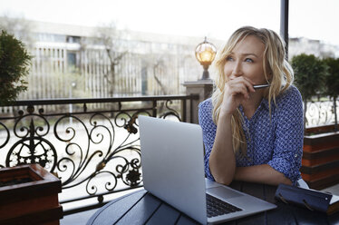 Weibliche Bloggerin arbeitet in einem Café, mit Laptop - AZF00076