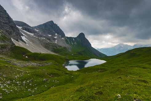 Deutschland, Bayern, Allgäu, Allgäuer Alpen, Rappensee, Hochrappenkopf und Kleiner Rappenkopf - WGF01210