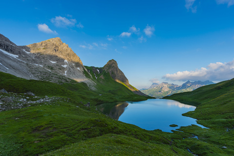 Deutschland, Bayern, Allgäu, Allgäuer Alpen, Rappensee, Hochrappenkopf und Kleiner Rappenkopf, lizenzfreies Stockfoto