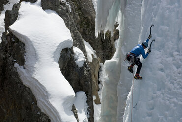 A woman ice climbing in the Ouray Ice Park, Ouray, Colorado. - AURF00161