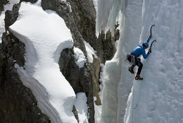 Eine Frau beim Eisklettern im Ouray Ice Park, Ouray, Colorado. - AURF00161