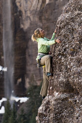 Eine Frau klettert eine Felswand, Telluride, Colorado. - AURF00168