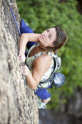 Eine Frau klettert in Brasilien. - AURF00169
