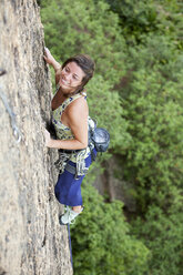 Eine Frau klettert in Brasilien. - AURF00170