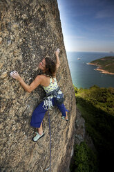 Eine Frau klettert in Brasilien. - AURF00171